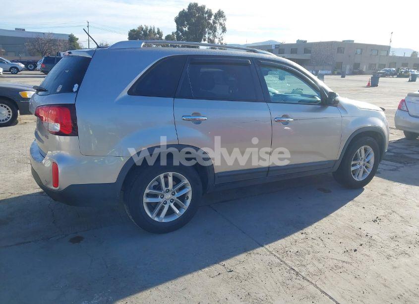 Photo 4 of 2014 Kia Sorento LX (VIN 5XYKT4A69EG458017)