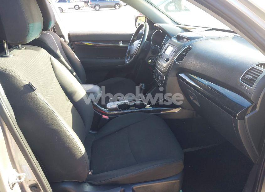 Photo 5 of 2014 Kia Sorento LX (VIN 5XYKT4A69EG458017)