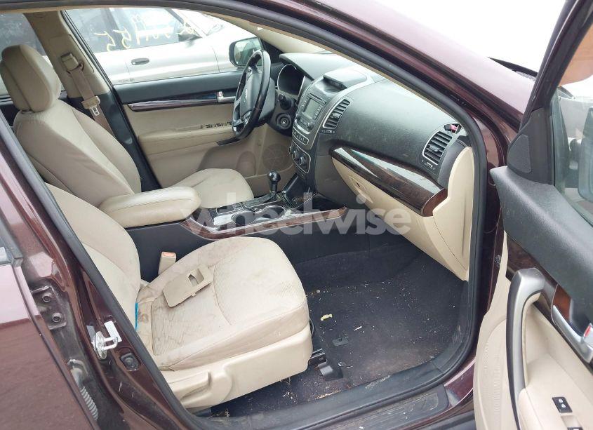 Photo 5 of 2014 Kia Sorento LX (VIN 5XYKT4A69EG510648)