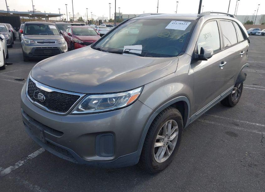 Photo 2 of 2015 Kia Sorento LX V6 (VIN 5XYKT4A70FG601172)