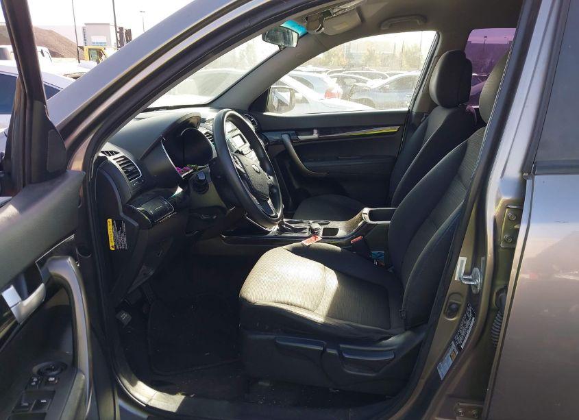 Photo 5 of 2015 Kia Sorento LX V6 (VIN 5XYKT4A70FG601172)