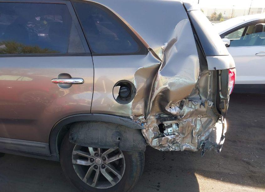 Photo 6 of 2015 Kia Sorento LX V6 (VIN 5XYKT4A70FG601172)