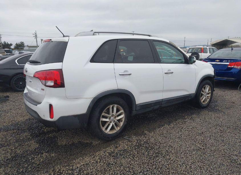 Photo 4 of 2015 Kia Sorento LX V6 (VIN 5XYKT4A71FG558459)