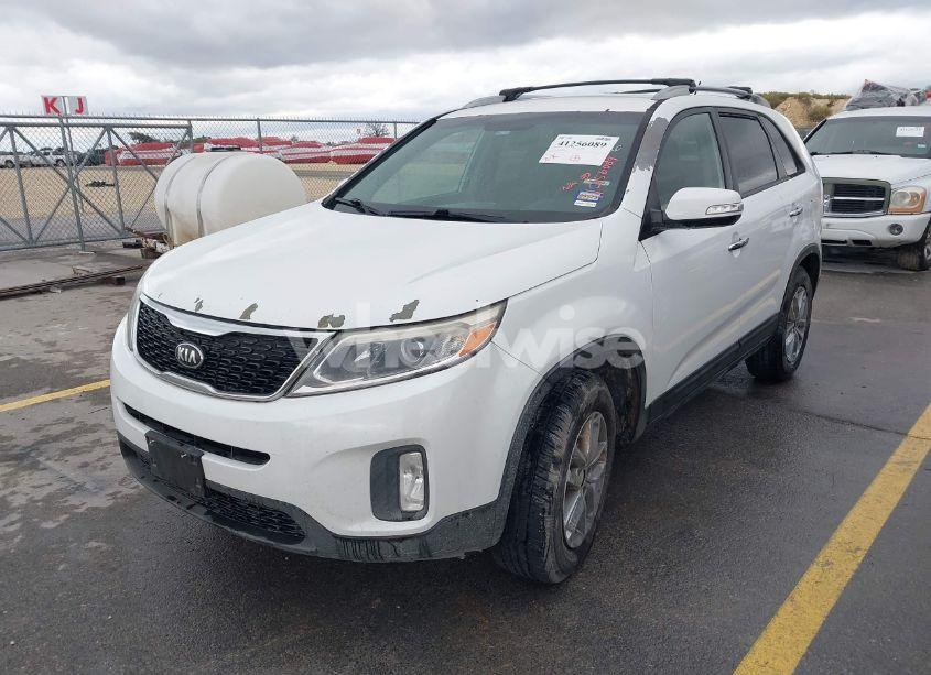 Photo 2 of 2015 Kia Sorento LX V6 (VIN 5XYKT4A71FG612326)