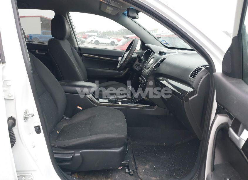 Photo 5 of 2015 Kia Sorento LX V6 (VIN 5XYKT4A71FG612326)