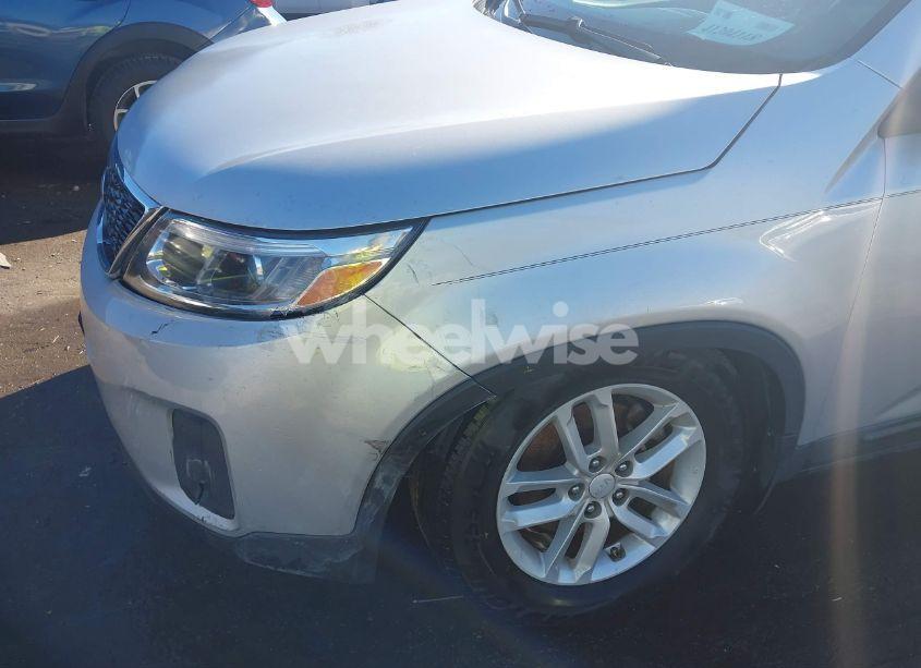 Photo 6 of 2014 Kia Sorento LX V6 (VIN 5XYKT4A72EG521953)