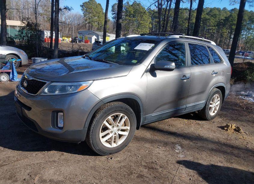 Photo 2 of 2015 Kia Sorento LX V6 (VIN 5XYKT4A72FG559846)