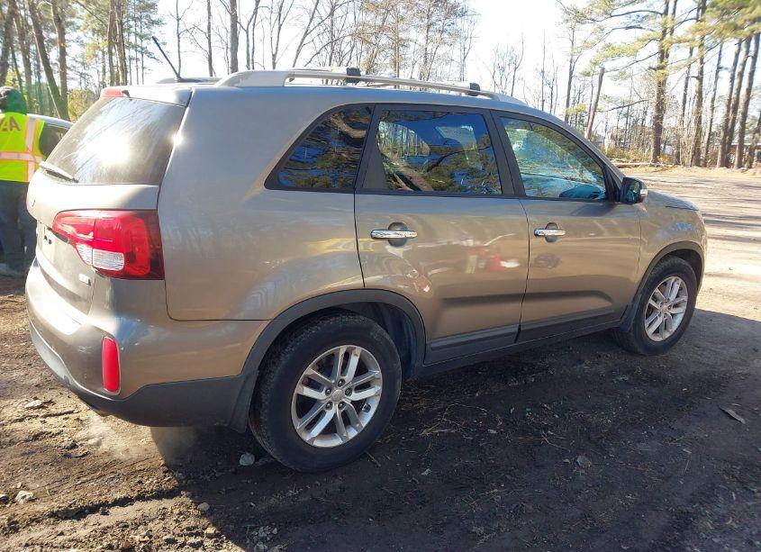 Photo 4 of 2015 Kia Sorento LX V6 (VIN 5XYKT4A72FG559846)