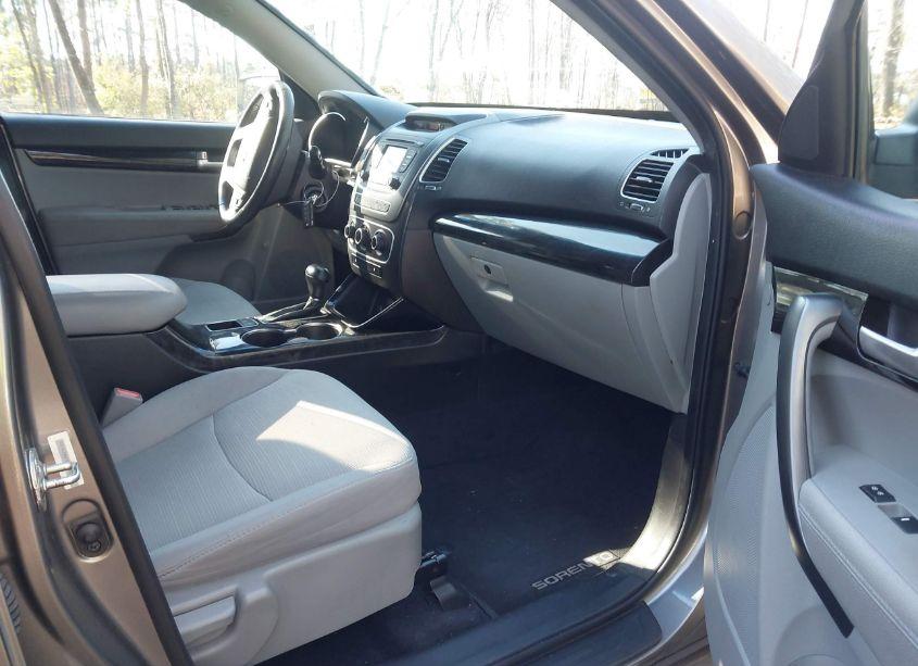 Photo 5 of 2015 Kia Sorento LX V6 (VIN 5XYKT4A72FG559846)