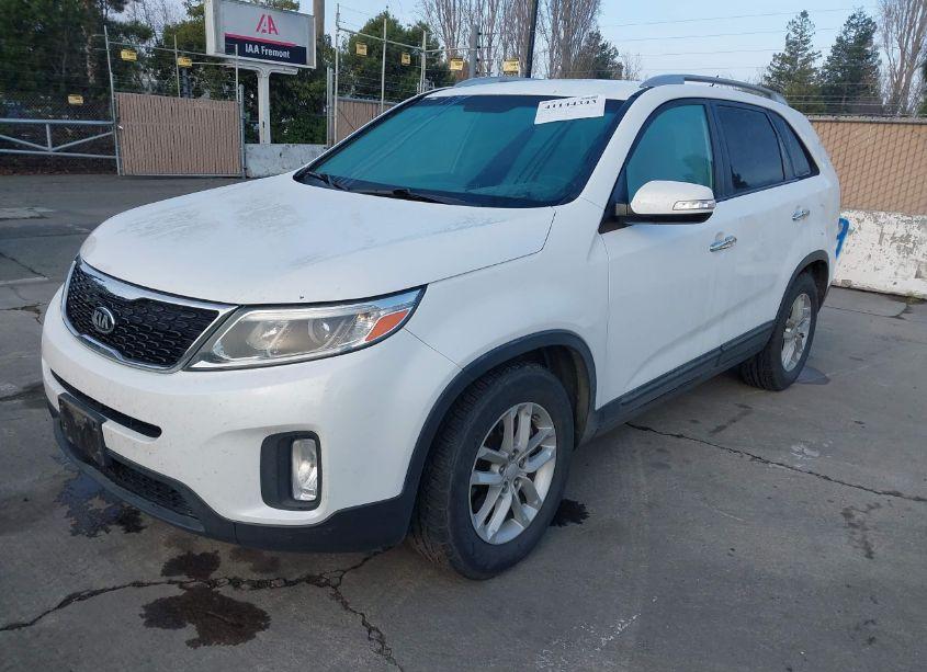 Photo 2 of 2015 Kia Sorento LX V6 (VIN 5XYKT4A72FG643617)