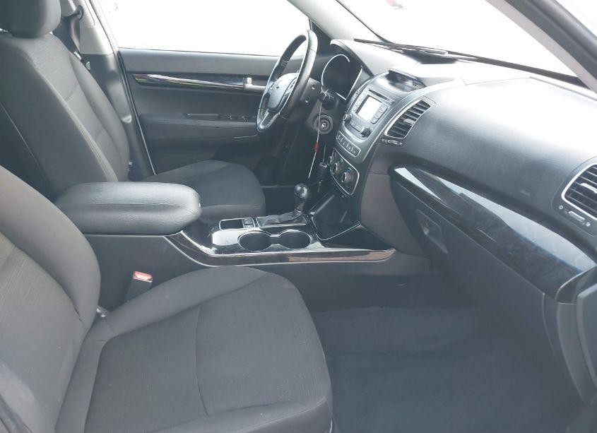 Photo 5 of 2015 Kia Sorento LX V6 (VIN 5XYKT4A72FG643617)