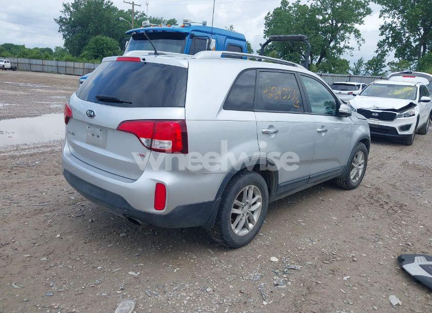 Photo 4 of 2015 Kia Sorento LX V6 (VIN 5XYKT4A75FG550641)