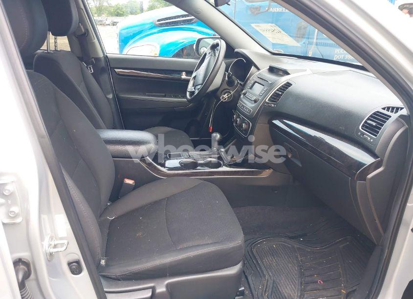 Photo 5 of 2015 Kia Sorento LX V6 (VIN 5XYKT4A75FG550641)