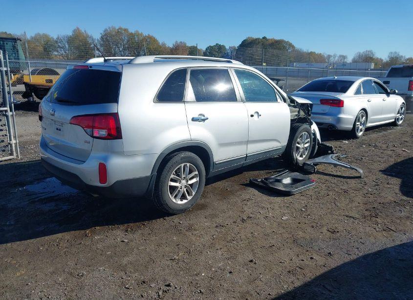 Photo 4 of 2015 Kia Sorento LX V6 (VIN 5XYKT4A75FG565074)