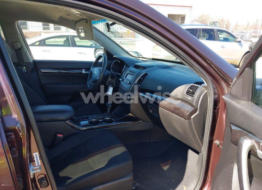 Photo 5 of 2015 Kia Sorento LX V6 (VIN 5XYKT4A75FG574292)