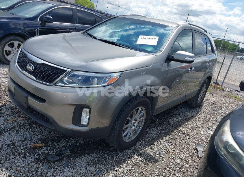 Photo 2 of 2015 Kia Sorento LX V6 (VIN 5XYKT4A75FG640517)