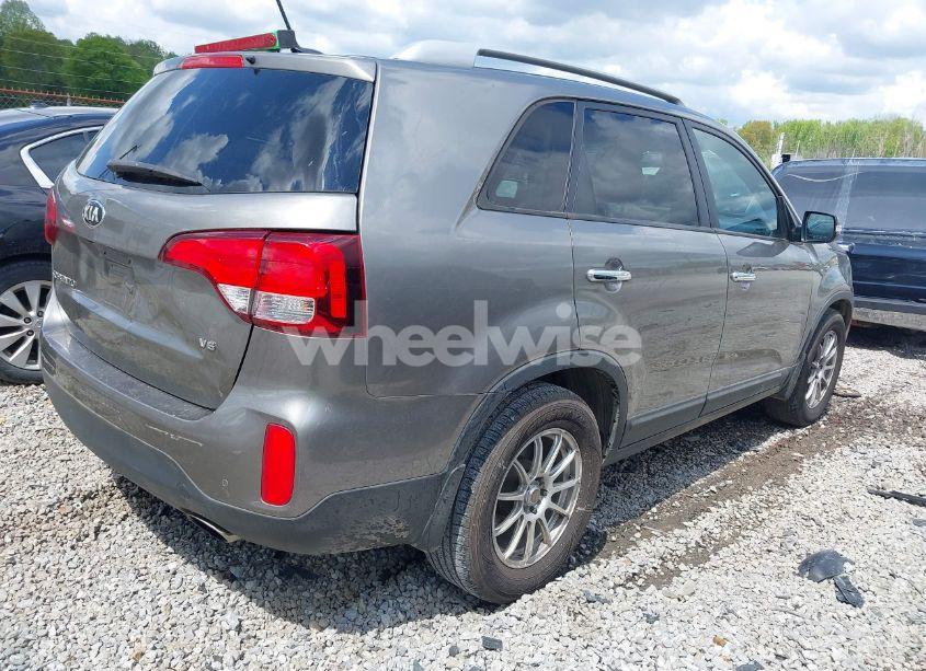Photo 4 of 2015 Kia Sorento LX V6 (VIN 5XYKT4A75FG640517)