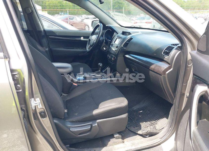 Photo 5 of 2015 Kia Sorento LX V6 (VIN 5XYKT4A75FG640517)