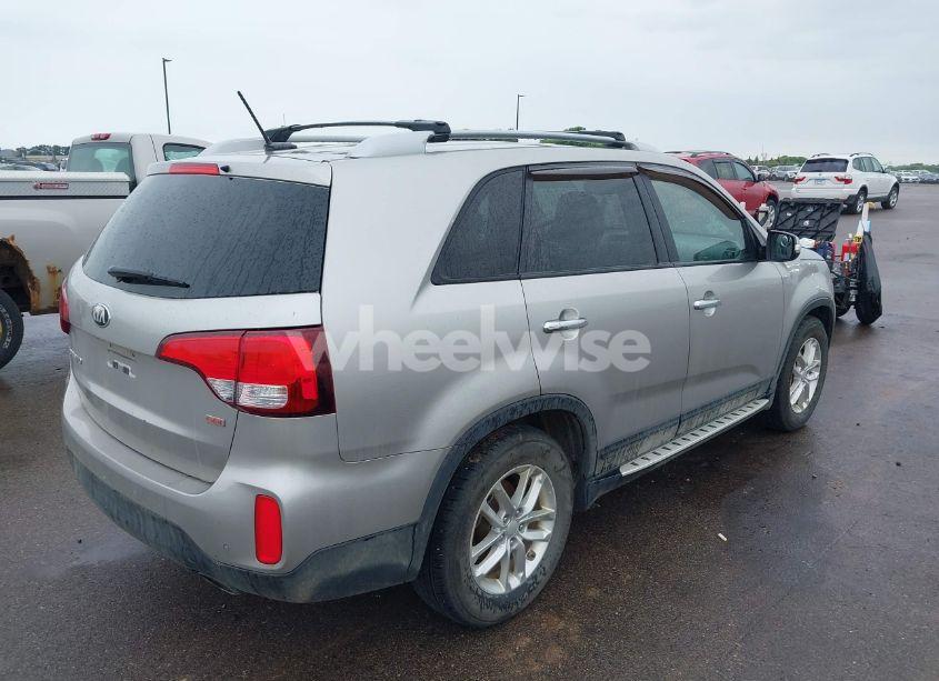 Photo 4 of 2014 Kia Sorento LX V6 (VIN 5XYKT4A76EG485961)