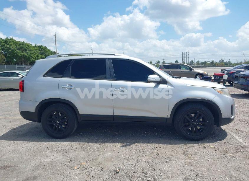 Photo 13 of 2014 Kia Sorento LX V6 (VIN 5XYKT4A76EG502421)