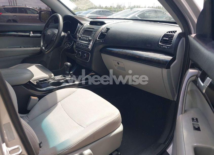 Photo 5 of 2014 Kia Sorento LX V6 (VIN 5XYKT4A76EG502421)