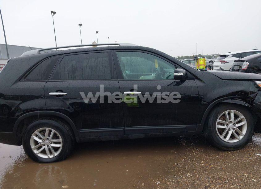 Photo 13 of 2015 Kia Sorento LX V6 (VIN 5XYKT4A76FG584880)