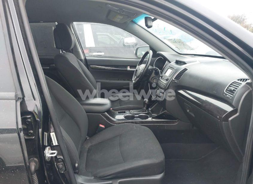 Photo 5 of 2015 Kia Sorento LX V6 (VIN 5XYKT4A76FG609714)