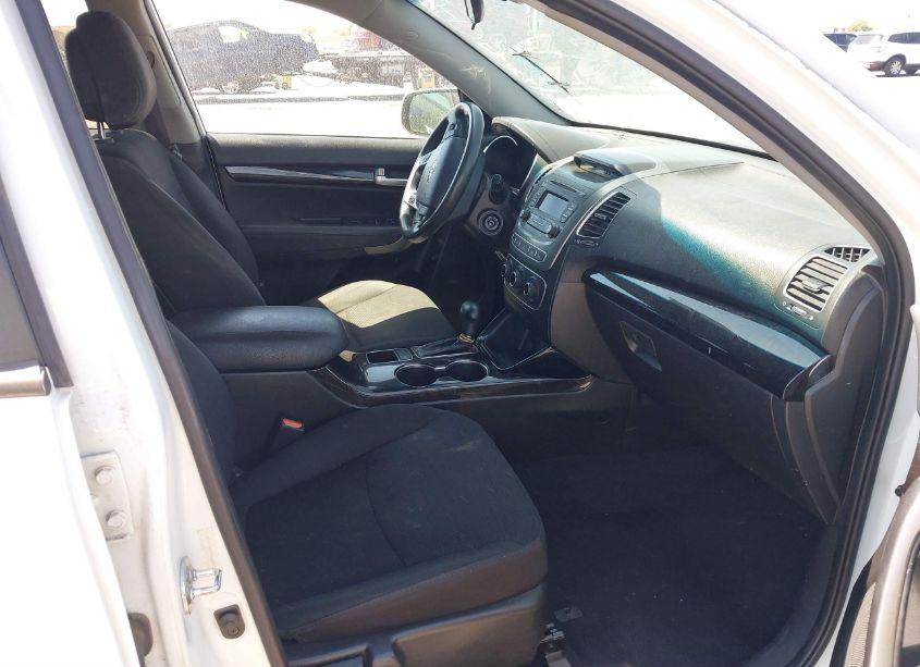 Photo 5 of 2015 Kia Sorento LX V6 (VIN 5XYKT4A77FG620575)