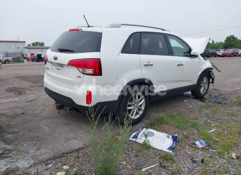 Photo 4 of 2014 Kia Sorento LX V6 (VIN 5XYKT4A78EG480843)