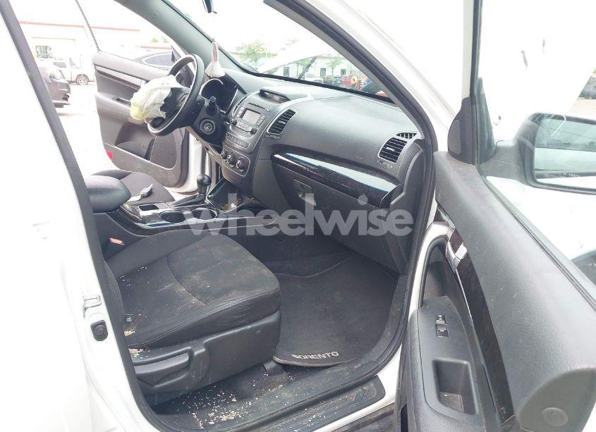 Photo 5 of 2014 Kia Sorento LX V6 (VIN 5XYKT4A78EG480843)