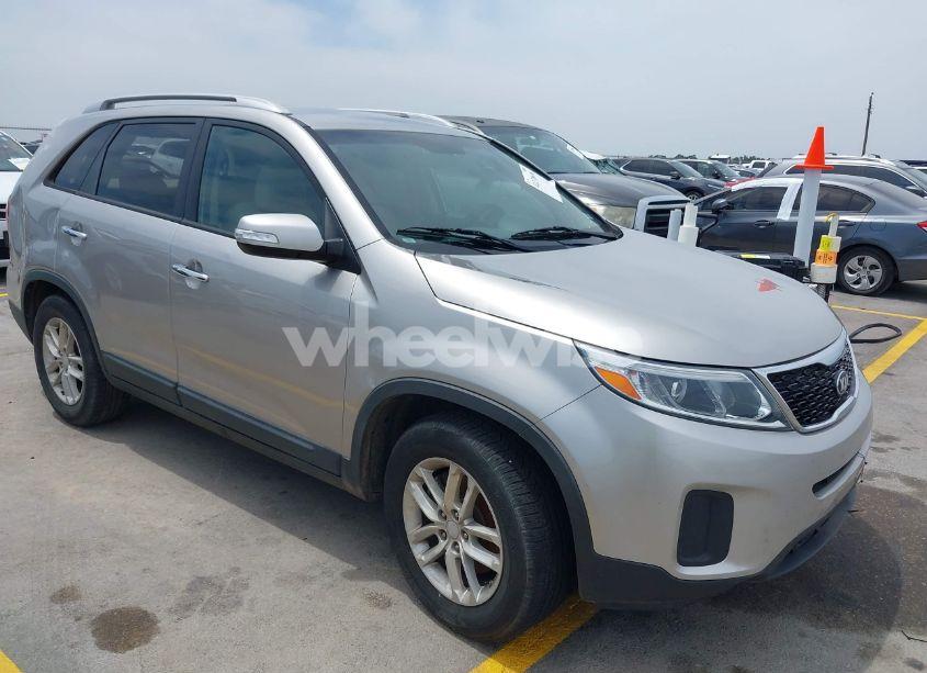2014 Kia Sorento LX V6 (VIN 5XYKT4A7XEG460996) main photo