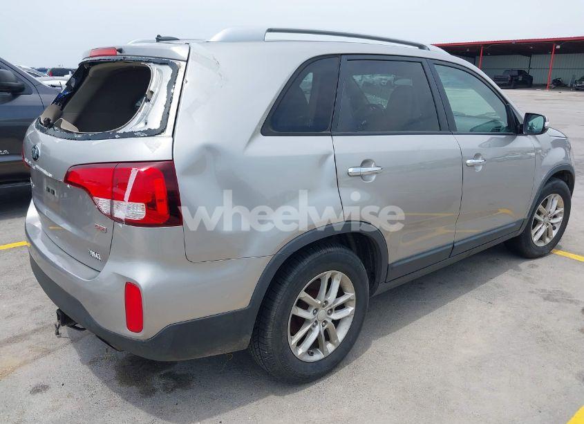 Photo 4 of 2014 Kia Sorento LX V6 (VIN 5XYKT4A7XEG460996)