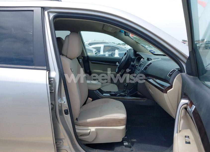 Photo 5 of 2014 Kia Sorento LX V6 (VIN 5XYKT4A7XEG460996)