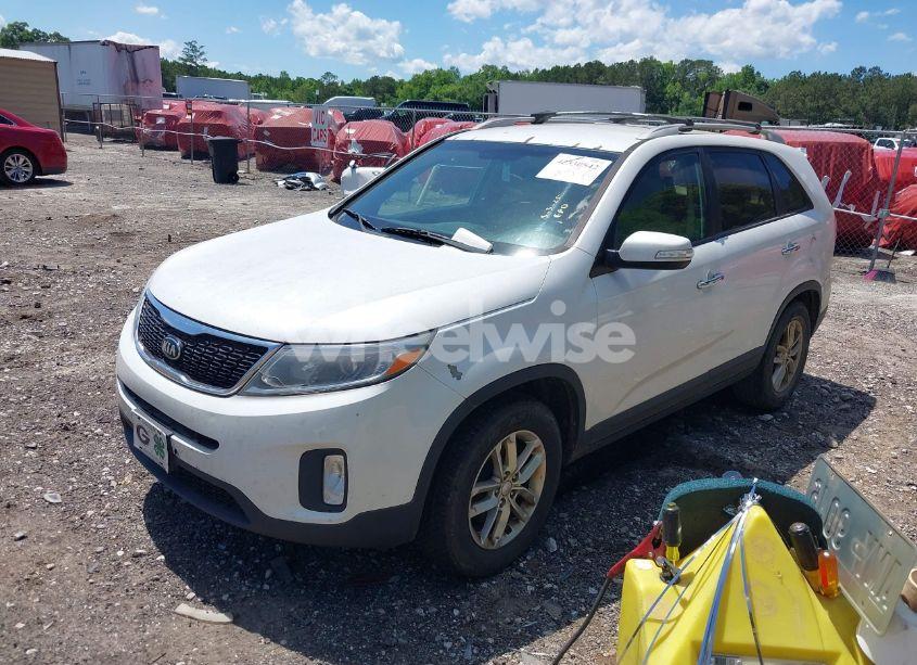 Photo 2 of 2015 Kia Sorento LX V6 (VIN 5XYKT4A7XFG577172)