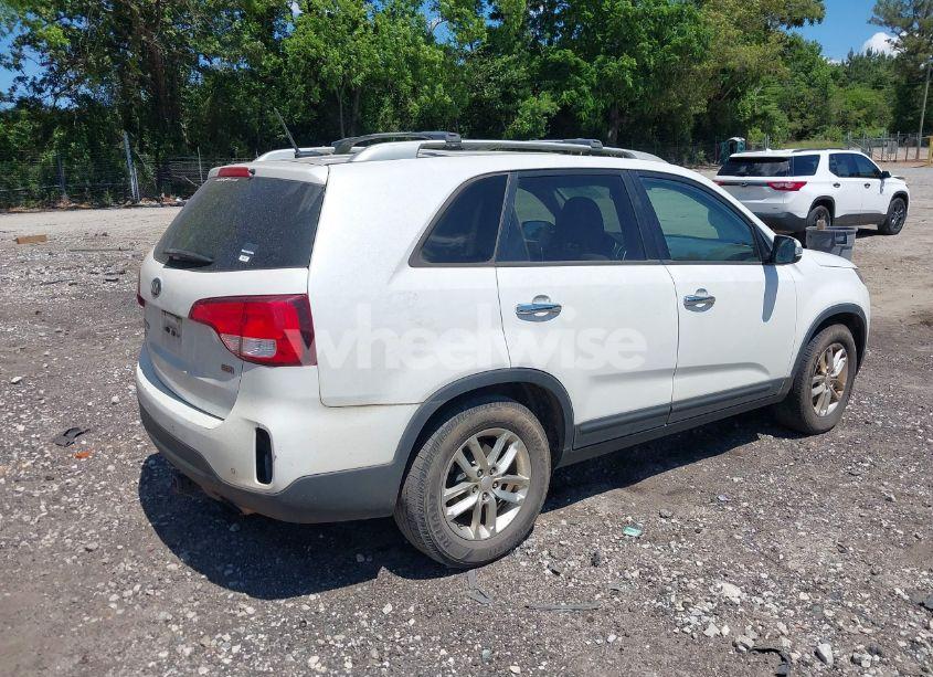Photo 4 of 2015 Kia Sorento LX V6 (VIN 5XYKT4A7XFG577172)
