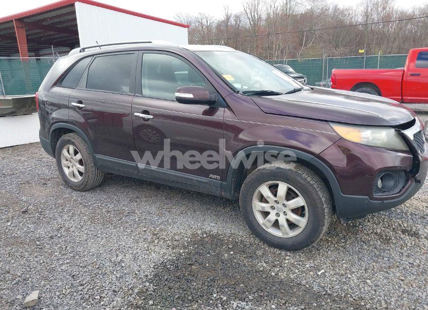 2011 Kia Sorento LX (VIN 5XYKTCA10BG112609) main photo