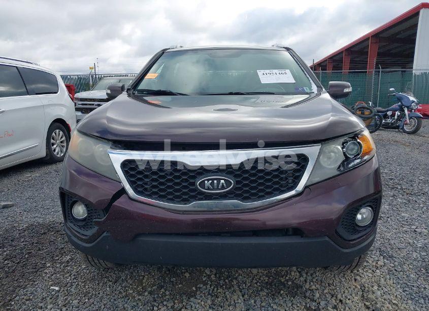 Photo 12 of 2011 Kia Sorento LX (VIN 5XYKTCA10BG112609)