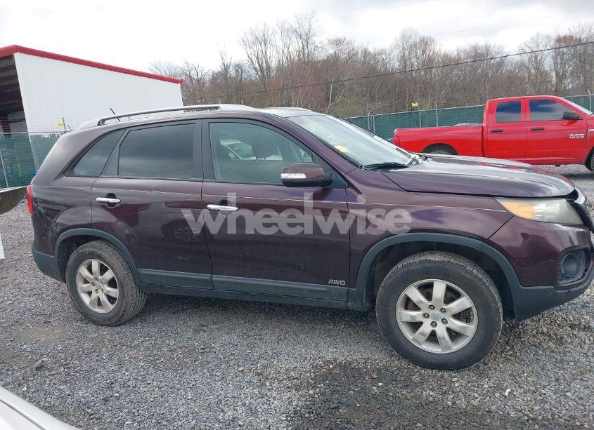 Photo 13 of 2011 Kia Sorento LX (VIN 5XYKTCA10BG112609)