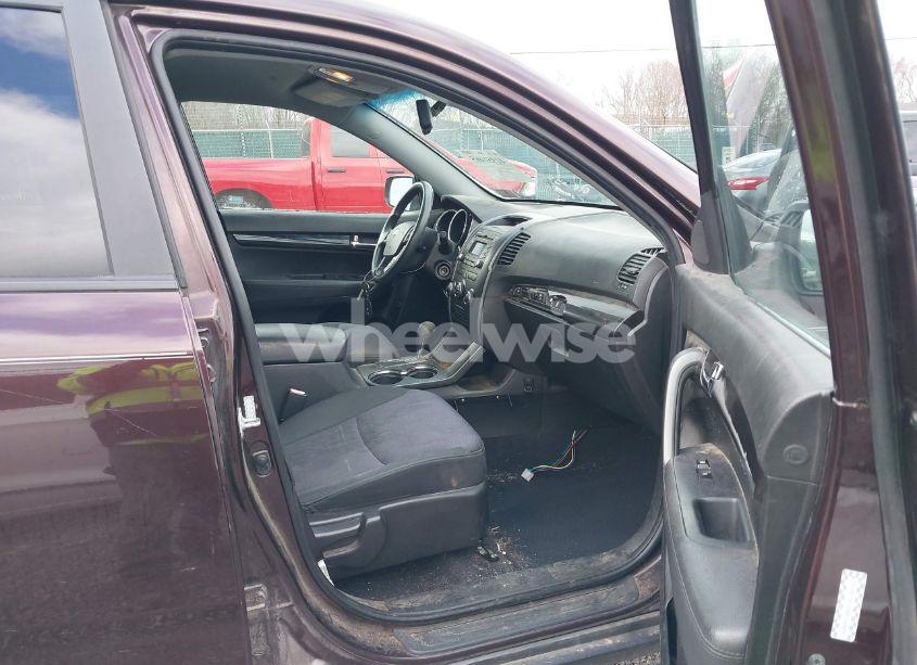 Photo 5 of 2011 Kia Sorento LX (VIN 5XYKTCA10BG112609)