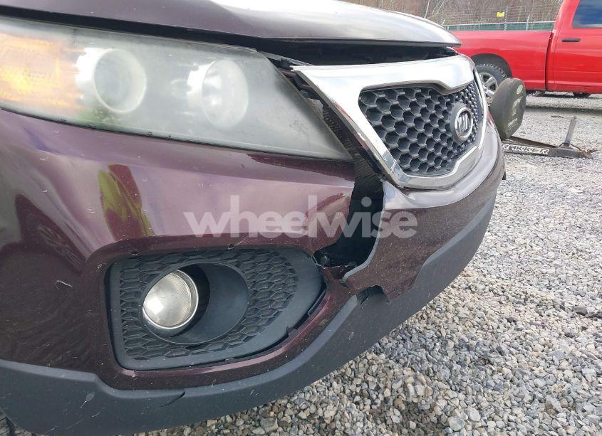 Photo 6 of 2011 Kia Sorento LX (VIN 5XYKTCA10BG112609)
