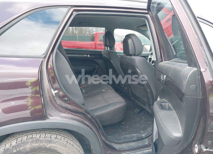 Photo 8 of 2011 Kia Sorento LX (VIN 5XYKTCA10BG112609)