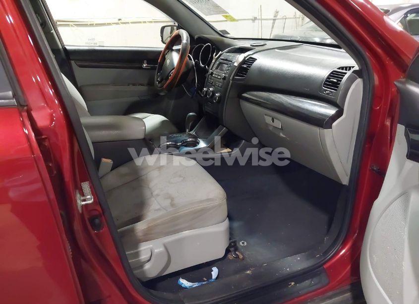 Photo 5 of 2011 Kia Sorento LX (VIN 5XYKTCA11BG053909)