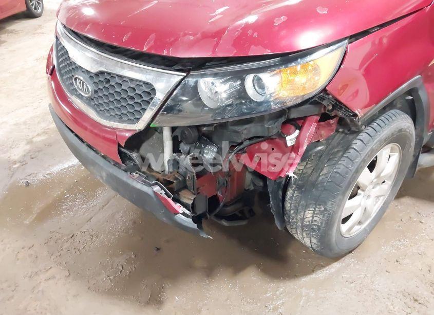 Photo 6 of 2011 Kia Sorento LX (VIN 5XYKTCA11BG053909)