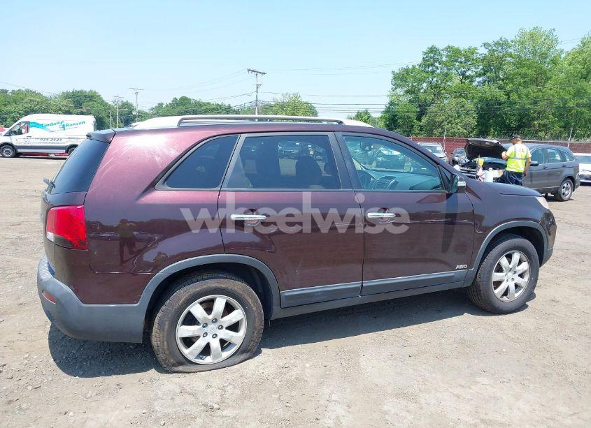 Photo 12 of 2011 Kia Sorento LX (VIN 5XYKTCA11BG128513)