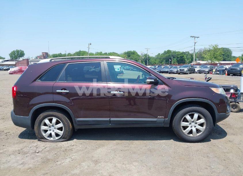 Photo 13 of 2011 Kia Sorento LX (VIN 5XYKTCA11BG128513)