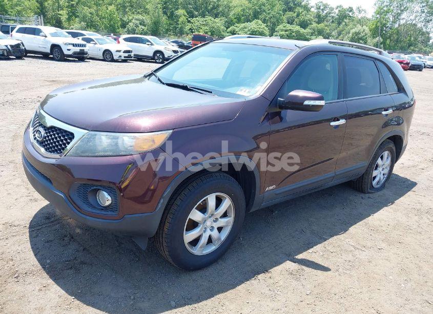Photo 2 of 2011 Kia Sorento LX (VIN 5XYKTCA11BG128513)