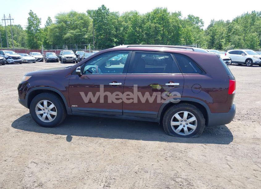 Photo 6 of 2011 Kia Sorento LX (VIN 5XYKTCA11BG128513)