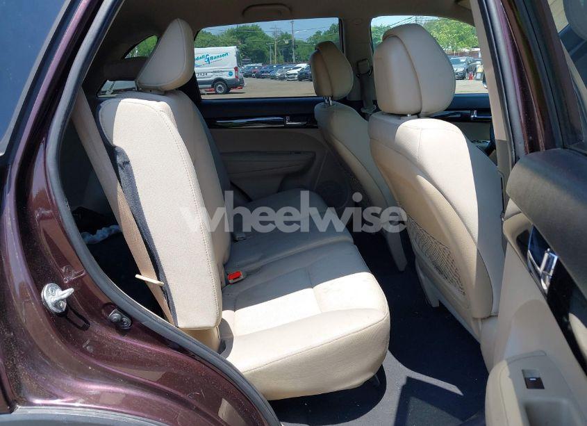 Photo 8 of 2011 Kia Sorento LX (VIN 5XYKTCA11BG128513)