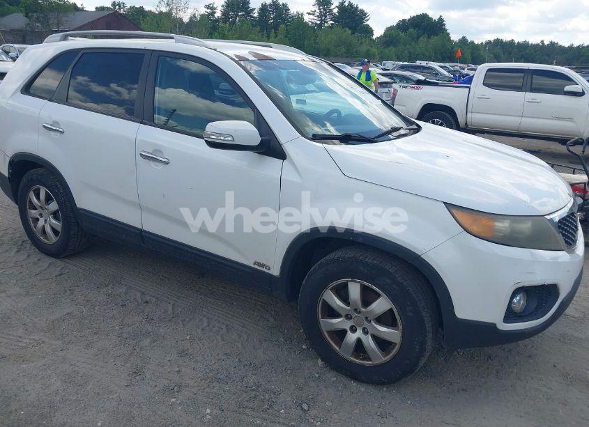 2011 Kia Sorento LX (VIN 5XYKTCA11BG164847) main photo