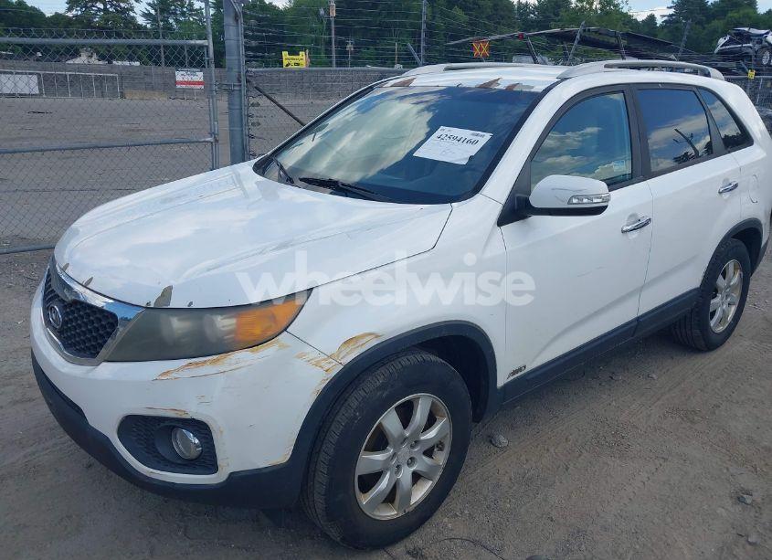 Photo 2 of 2011 Kia Sorento LX (VIN 5XYKTCA11BG164847)
